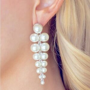 Pearls Earrings. NWT